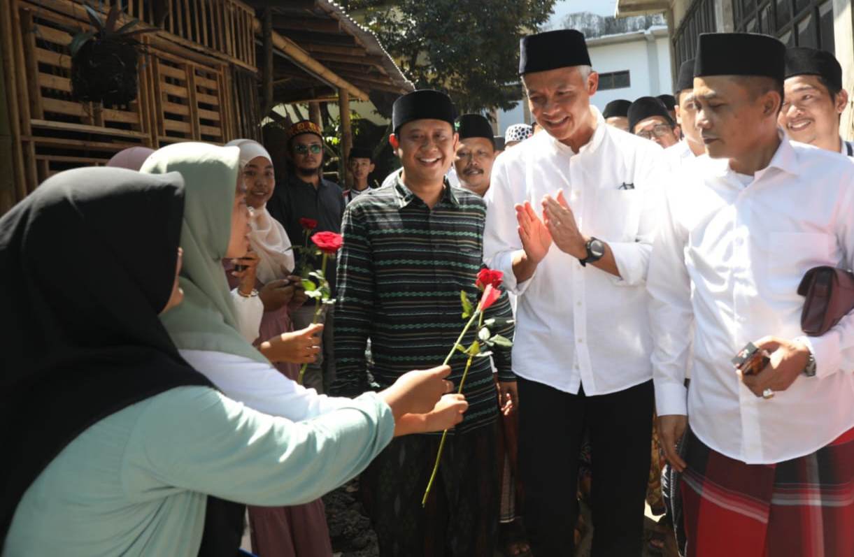 Setangkai Mawar Dari Santriwati Jember Untuk Ganjar Pranowo