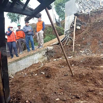 Tertimpa Longsor Dua Rumah Rusak Parah