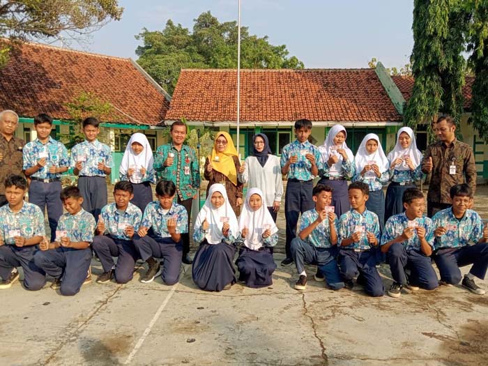  150 Siswa SMP Negeri 14 Pekalongan Terima KIA