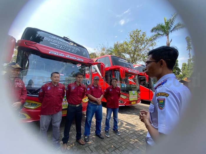 Dishub Batang Berangkatkan Tiga Armada Bus