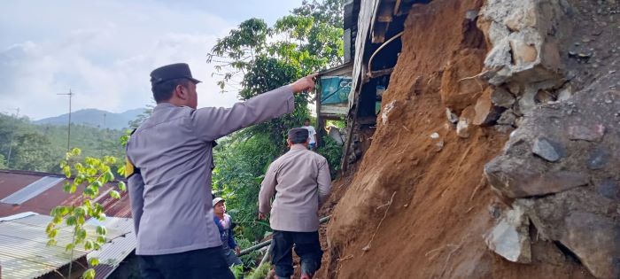 Intensitas Hujan Tinggi, Pondasi 3 Rumah di Desa Kaliboja Kabupaten Pekalongan Longsor
