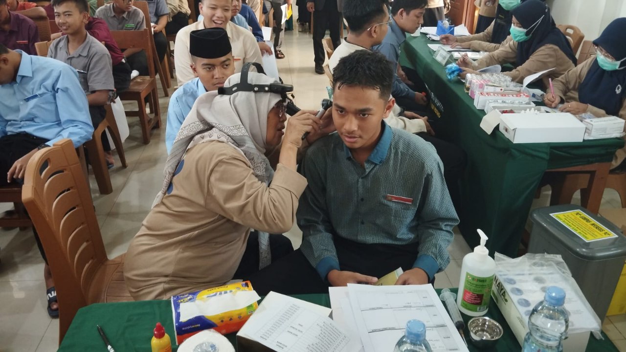 RSUD Batang Gelar Bakti Sosial Kesehatan di Pesantren Tazakka, Periksa Ratusan Santri