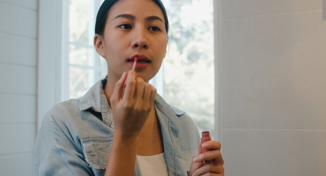 3 Rekomendasi Lip Balm Berwarna untuk Bibir Hitam yang Tahan Lama Seharian