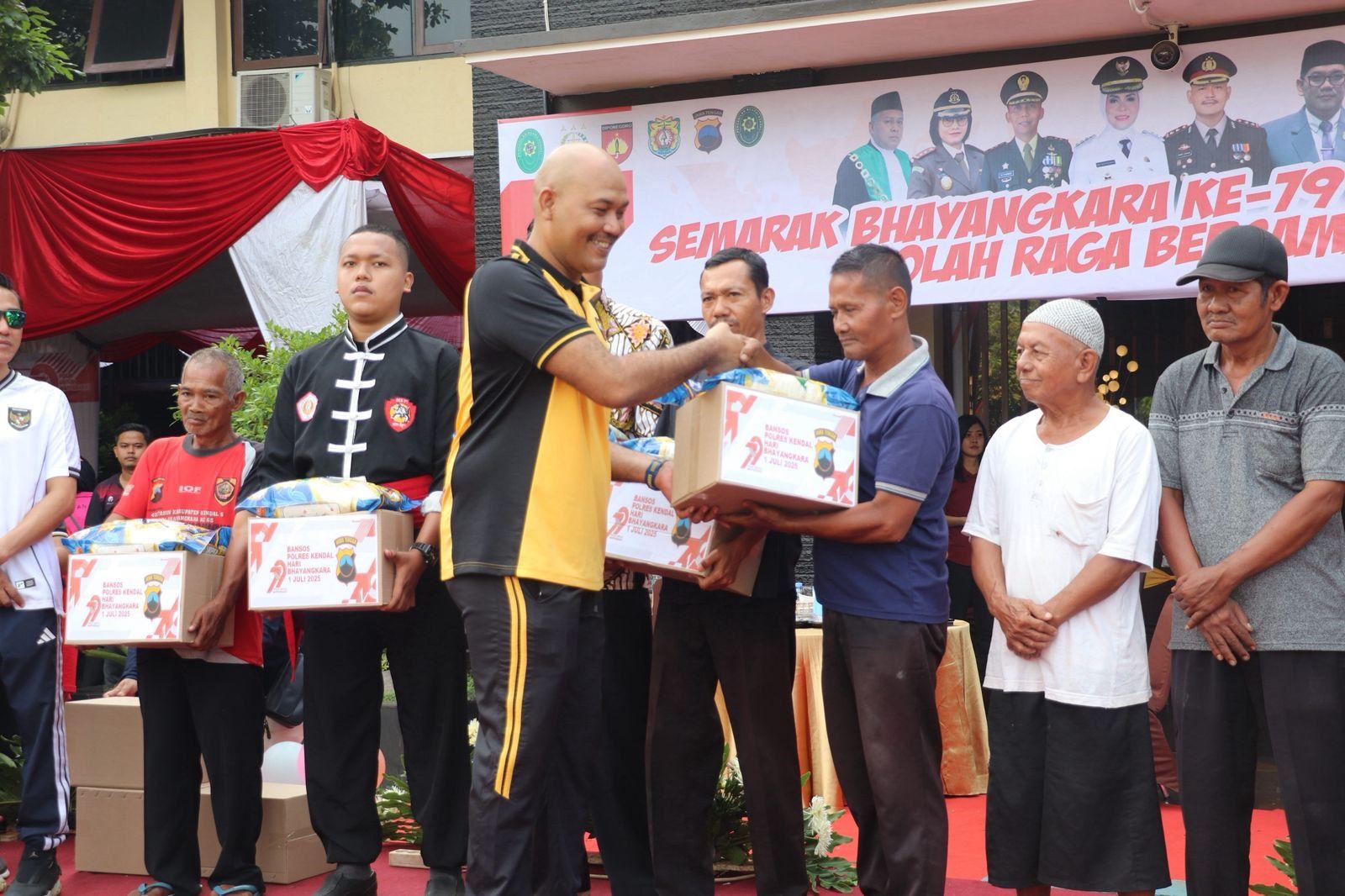 Berkah HUT Bhayangkara ke-79, Polres Kendal Bagikan 50 Paket Sembako untuk Pekerja Harian Lepas!