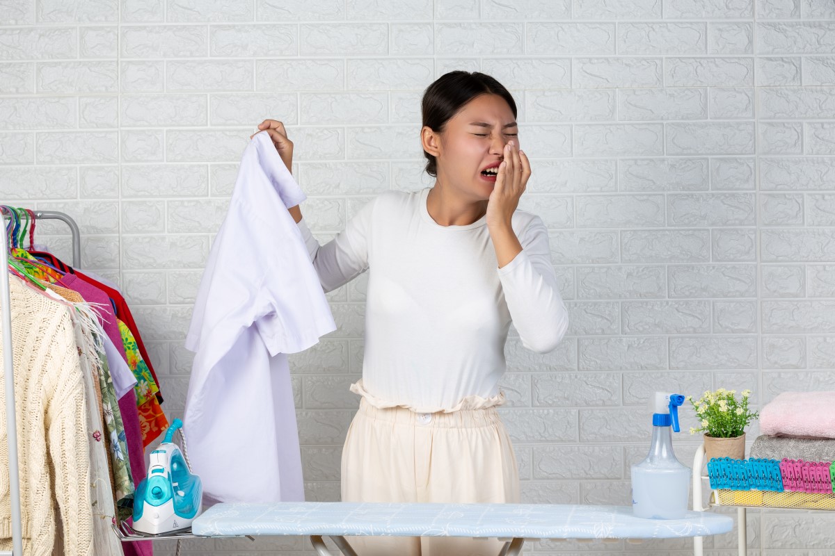 Bau Apek Menyerang Baju? Inilah 3 Cara Menghilangkan Bau Apek pada Baju di dalam Lemari dengan Mudah dan Alami