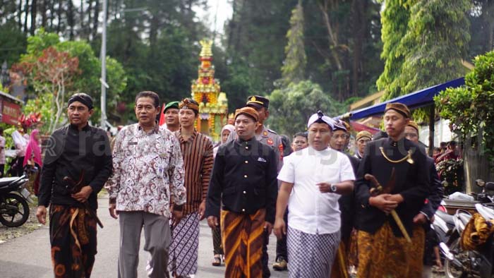 Legenonan, 13 Gunungan Hasil Bumi Diarak 