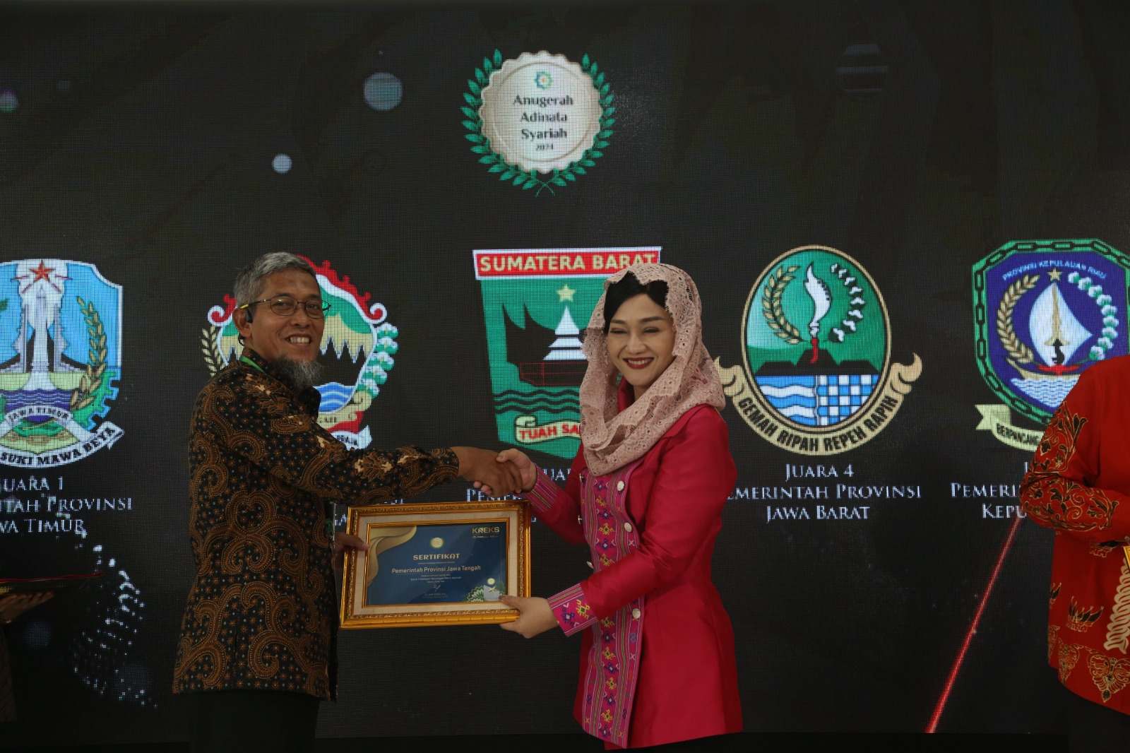 Pemprov Jateng Raih 4 Kategori Anugerah Adinata Syariah 2024 dari Komite Nasional Ekonomi dan Keuangan Syariah