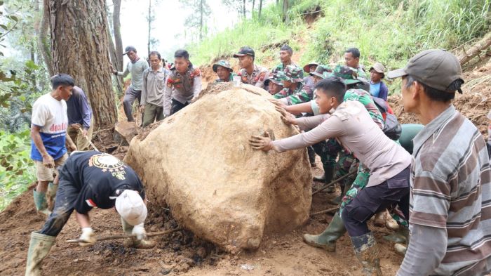 Pasca Operasi SAR Dihentikan, TNI, Polri dan Warga Buka Akses Jalan Yang Tertutup Longsor