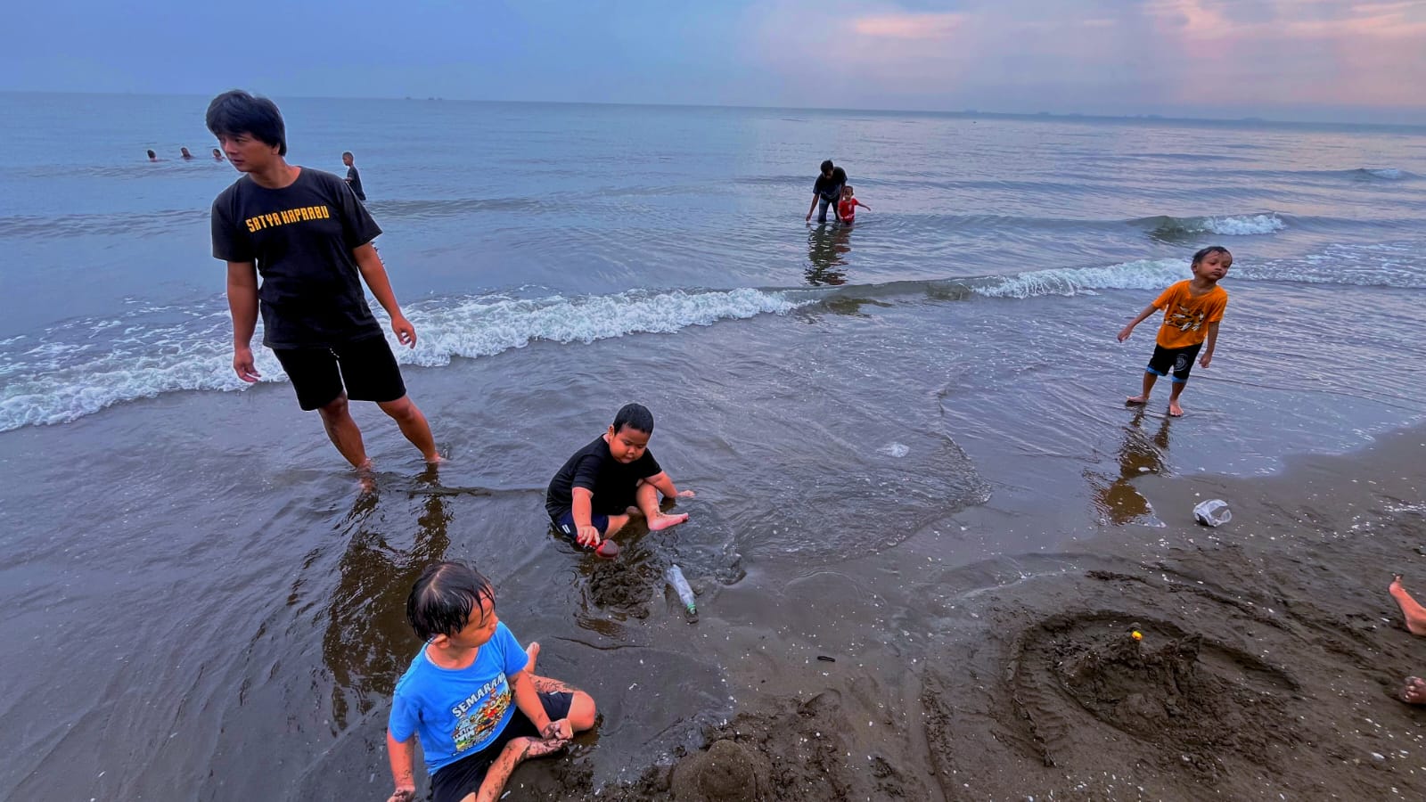 Libur Waisak, Pantai Sigandu Batang Masih Jadi Primadona Wisatawan