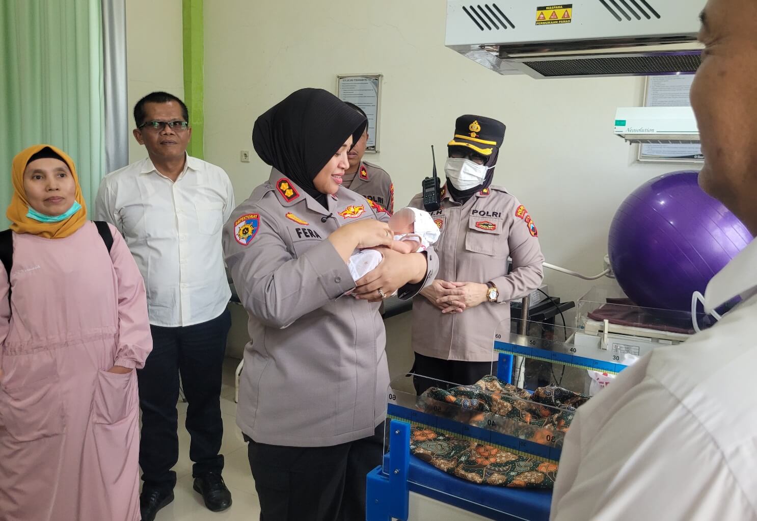 Geger Penemuan Bayi Laki-Laki di Pinggir Jalan Dekat Terminal Pekalongan