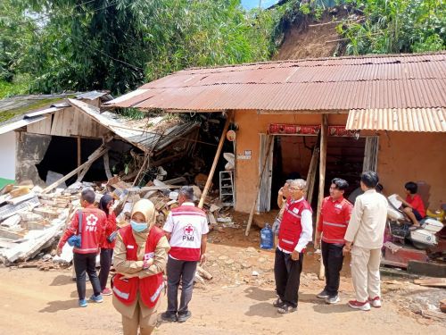 Tinjau Longsor di Kecamatan Paninggaran, PMI Kabupaten Pekalongan Salurkan Bantuan