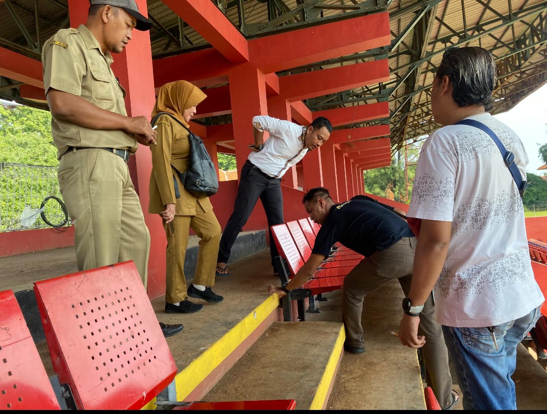 Pastikan Keamanan Penonton, Persibat dan Disparpora Batang Cek Single Seat Tribun Barat Stadion Moh Sarengat