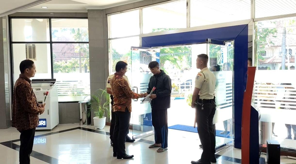 Harpelnas 2025, BRI Pekalongan Sambut Nasabah Pertama dengan Bunga dan Cokelat