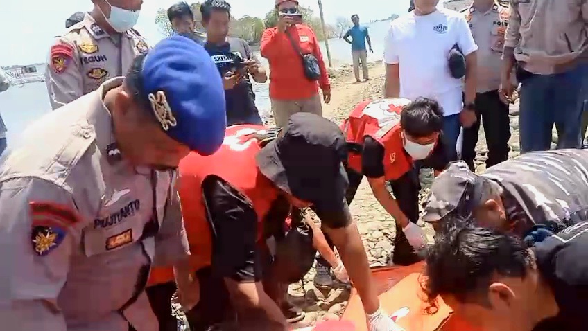 BREAKING NEWS! Mayat Perempuan Ditemukan Mengambang di Utara Perairan Pantaisari Kota Pekalongan
