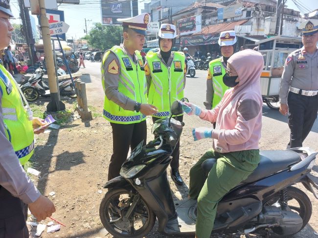 Sosialisasikan Operasi Patuh Candi 2023, Satlantas Polres Pekalongan Ajak Warga Tertib Berlalu Lintas