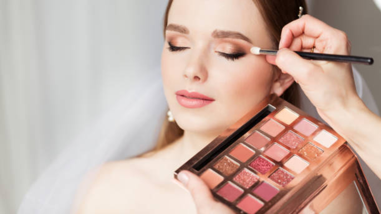 Cari Eyeshadow yang Bagus dan Tahan Lama? Ini 5 Rekomendasi Terbaik dari MUA!