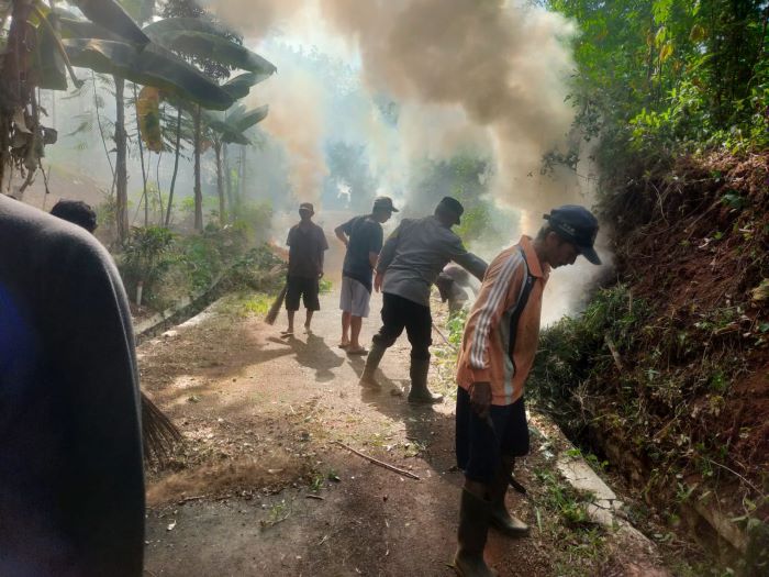 Ikut Kerja Bakti Bareng Warga, Bhabinkamtibmas Polsek Karanganyar Sisipkan Pesan Damai Pilkada 2024