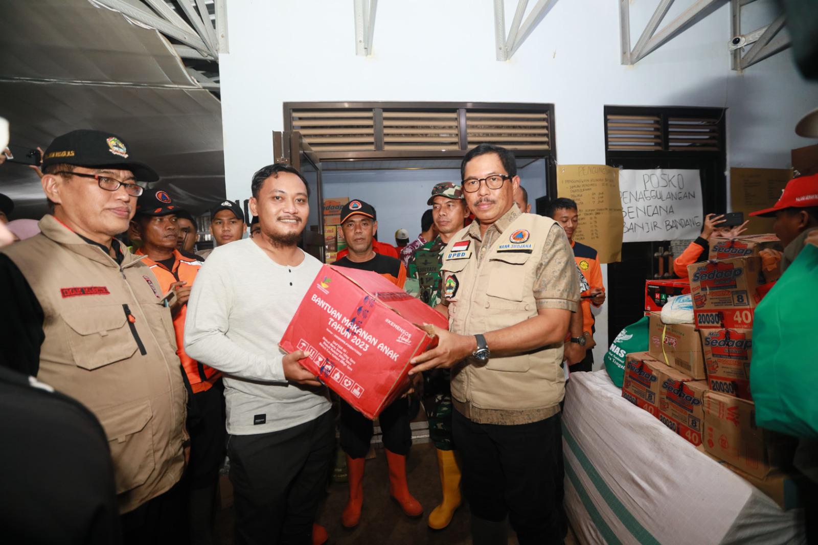 Tinjau Banjir Pekalongan, Pj Gubernur Jateng Serahkan Bantuan Senilai Rp160 Juta