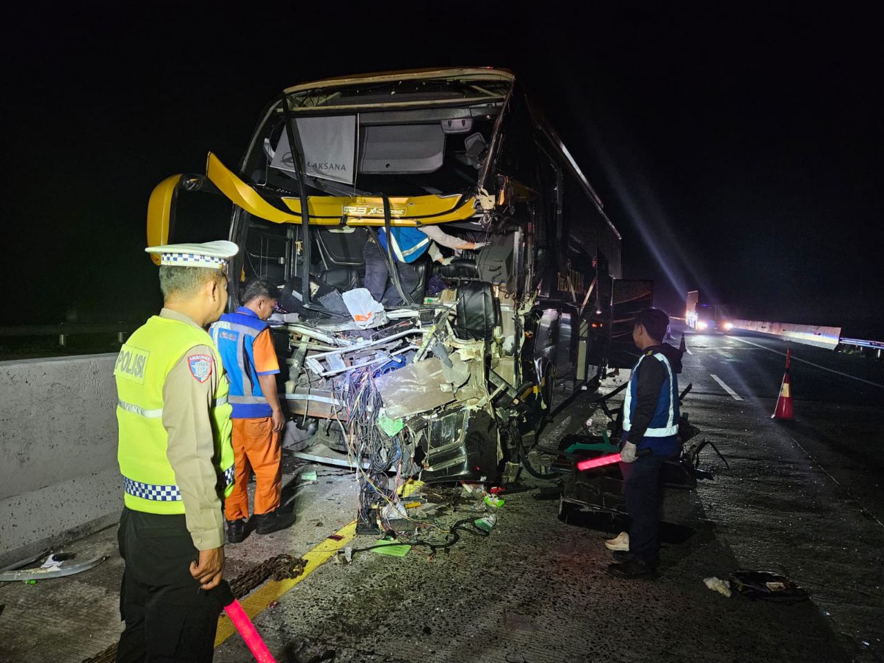 Bus Pariwisata Tabrak Seruduk Truk di Tol Batang-Semarang, 1 Tewas dan 4 Luka-Luka