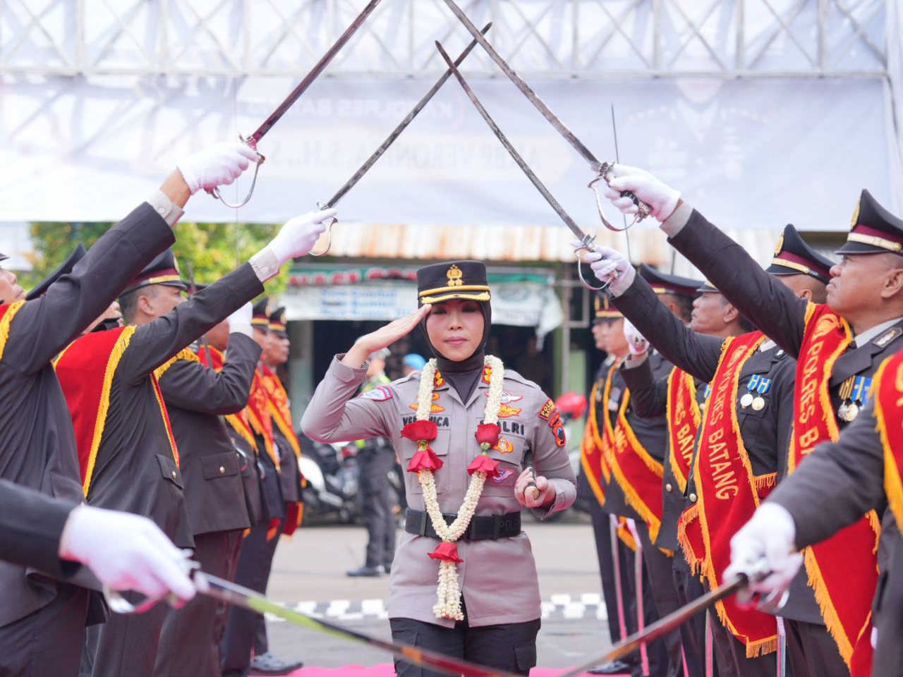Tradisi Pedang Pora Sambut Polwan Pertama yang Pimpin Polres Batang 