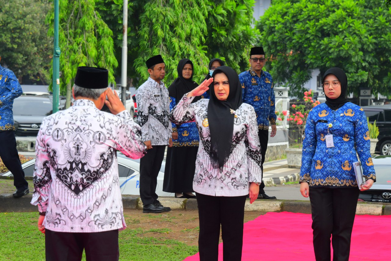 Bupati Pekalongan Fadia Arafiq Pimpin Upacara Peringatan Hari Guru dan HUT PGRI Ke-79