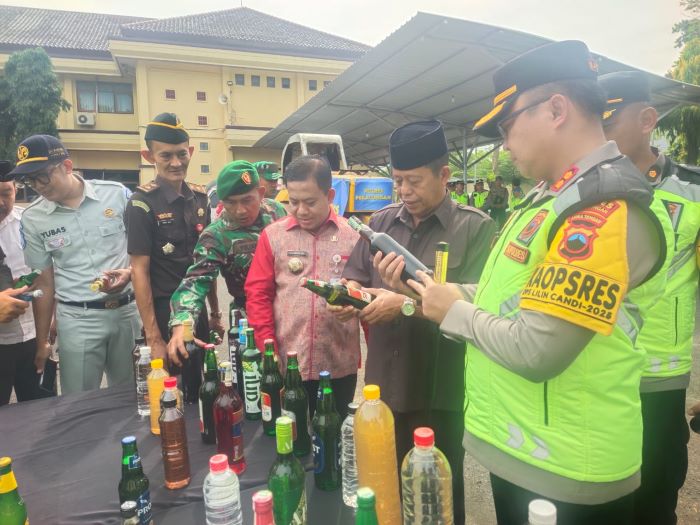 Jelang Nataru 2025, Polres Pekalongan Musnahkan 3.048 Botol Miras