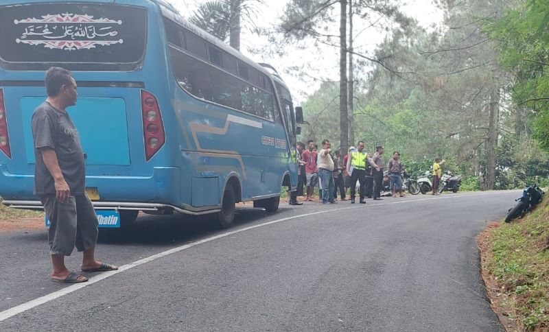 Motor Vs Bus di Jalan Raya Paninggaran, Satu Pelajar Tewas