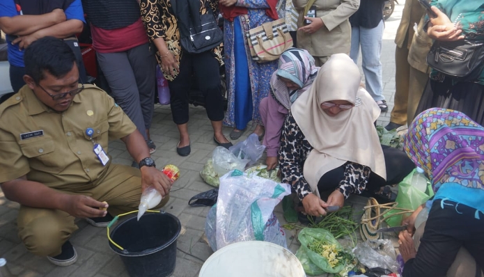 Kurangi Sampah Rumah Tangga, Ibu-ibu di Kota Pekalongan Belajar Olah Limbah Organik Jadi Pupuk Kompos