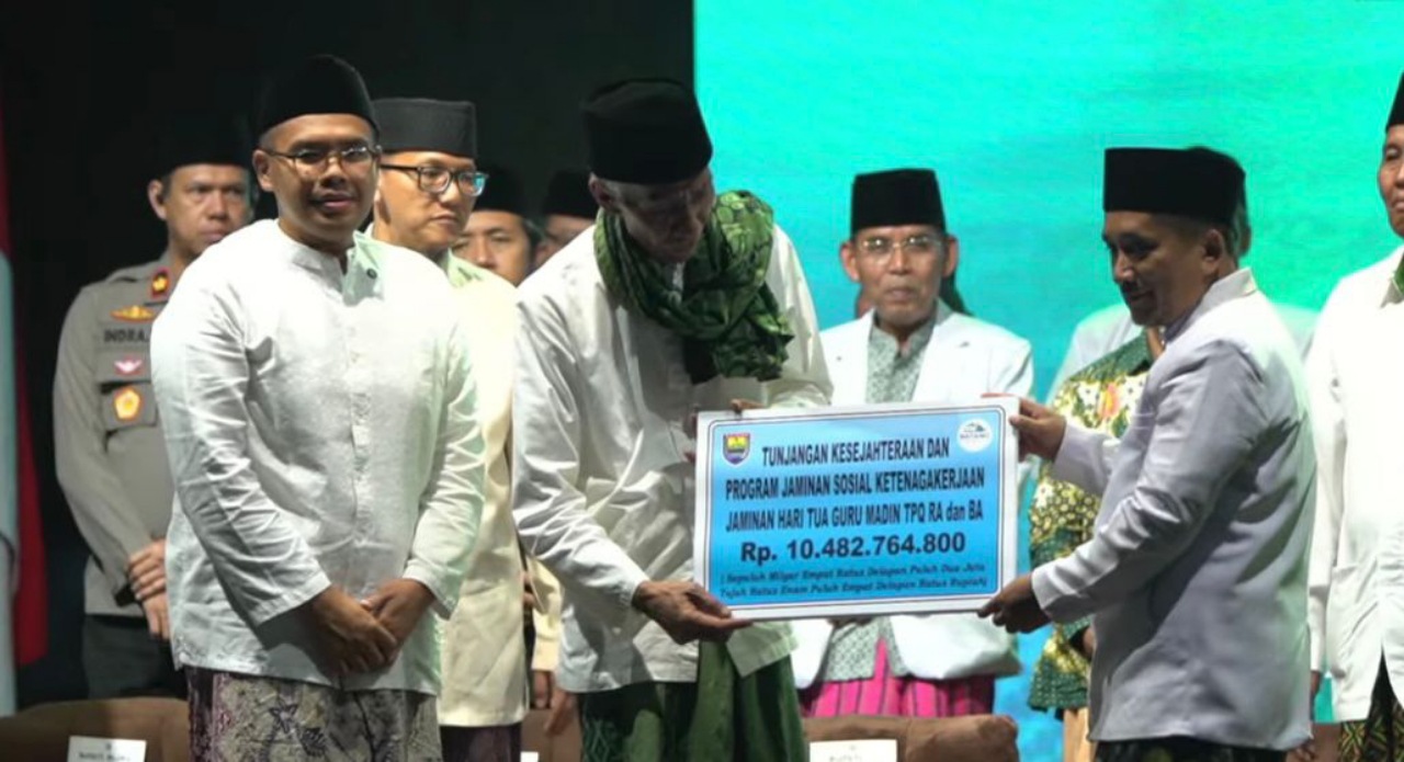 Bupati Batang Luncurkan Program Dana Pensiun bagi Ribuan Guru Madrasah Diniyah
