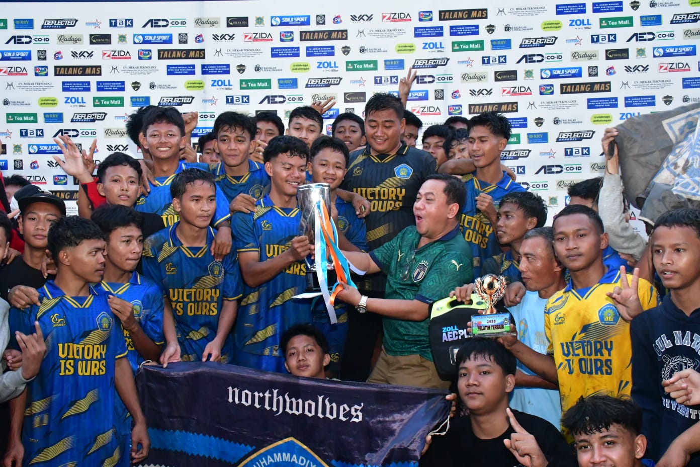 Plt. Bupati Pekalongan Sukirman Serahkan Piala Juara Sinangohprendeng ...