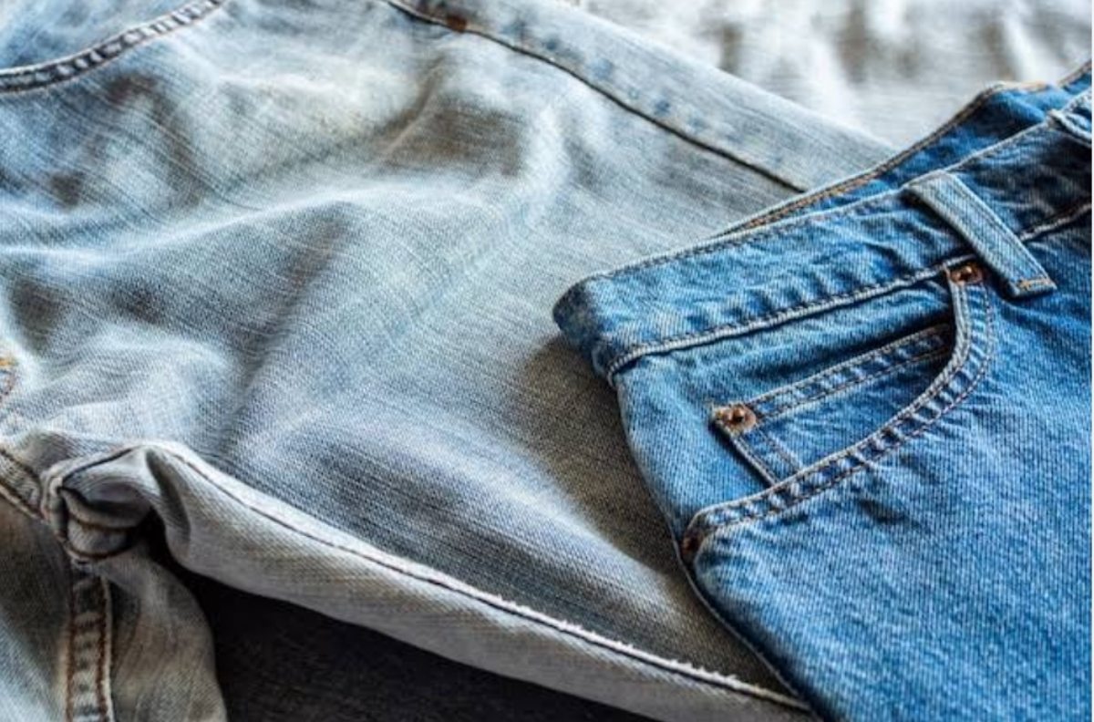 Inilah 7 Tips Merawat Celana Jeans Agar Bahan dan Warnanya Terjaga, Bikin Masa Pemakaian Lebih Lama! 