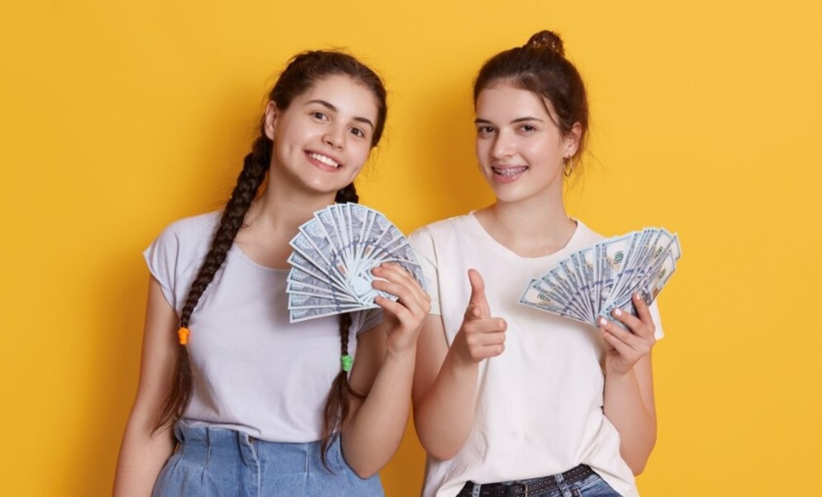 Menjaga Keseimbangan Finansial Untuk Masa Kini dan Nanti dengan Soft Saving Ala Gen Z 