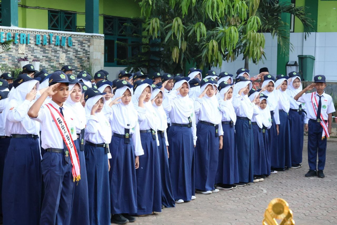 Tahun Ajaran Baru, Murid Baru MI dan MTs Bakal Dapat seragam Baru dari Bupati Batang