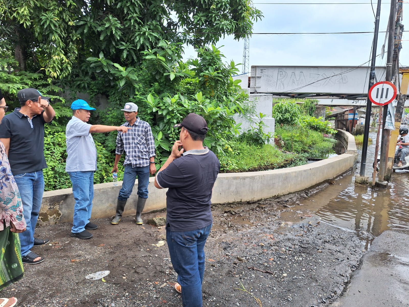 Ketua DPRD Abdul Munir Tinjau Daerah Langganan Banjir di Desa Pacar Tirto, Minta Agar Drainase Diperbaiki