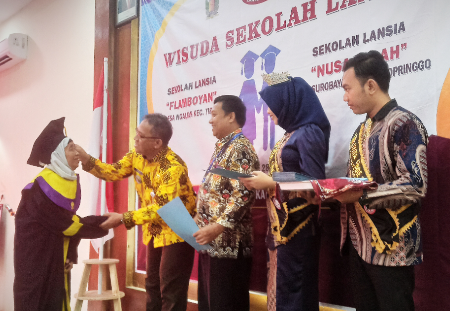 83 Warga Lanjut Usia Kabupaten Pekalongan Diwisuda