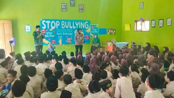 Satbinmas Polres Pekalongan Binluh Stop Bullying di MI Walisongo Kebaran