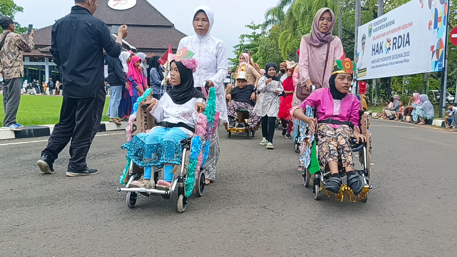 Ratusan Siswa SLB Negeri Batang Unjuk Kreativitas dalam Karnaval Hari Disabilitas Internasional