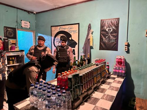 Samapta Polres Pekalongan Sita 58 Botol Miras dari 3 Warung Swike