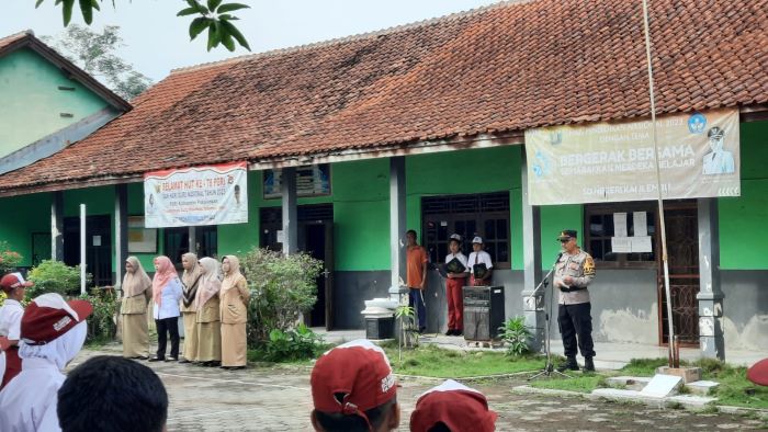 Jadi Inspektur Upacara di SD Negeri 01 Kalilembu, Kapolsek Karangdadap Ingatkan Setop Bullying di Sekolah