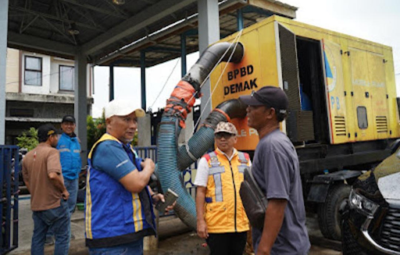 Keringkan Rob Jalan Pantura Demak Depan Polytron, Pemprov Jateng Perbanyak Pompa 
