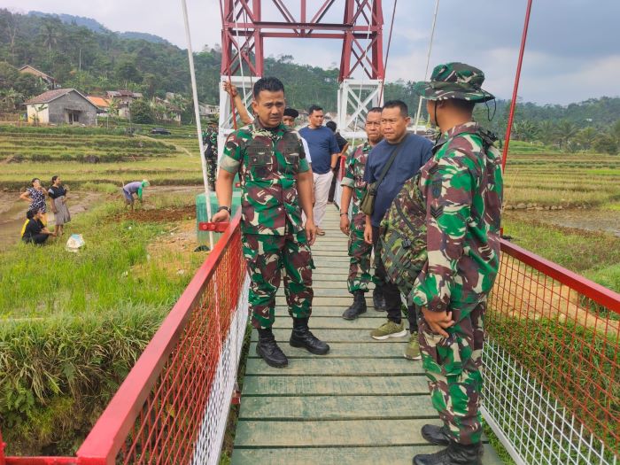 Dandim Pekalongan Tinjau Progres Jembatan Gantung Garuda di Domiyang