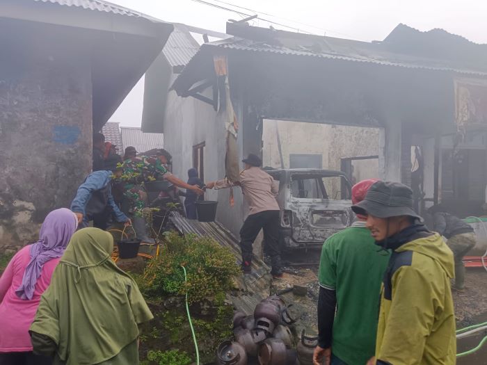 Isi Bensin, Rumah Guru di Petungkriyono Terbakar, Korban Alami Luka Bakar, Dirawat di RSUD Kraton 