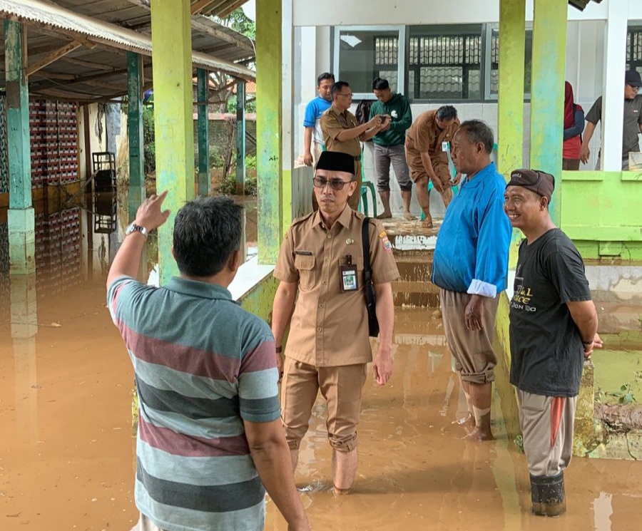 Ruang Kelas Dikepung Banjir Berlumpur, 488 Siswa SMPN 9 Batang Terpaksa Belajar di Rumah 