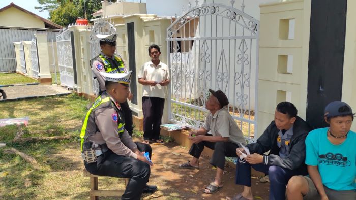 Datangi Tukang Parkir dan Komunitas Makelar Motor, Polisi Sosialisasikan Tertib Berlalu Lintas