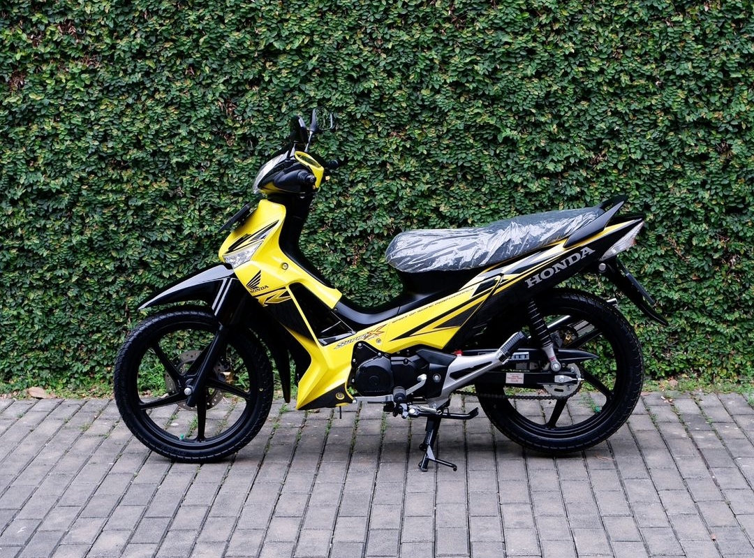 Kurir Paket dan Ojek Online Merapat! 5 Motor Bebek Murah Irit Bahan Bakar Ini Siap Menemanimu Kemanapun!