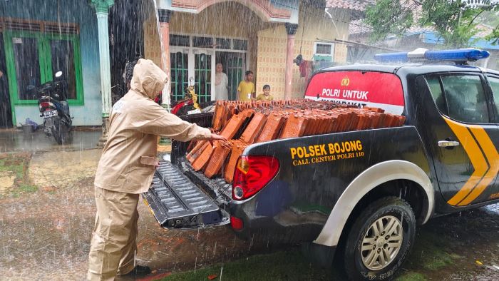 Puluhan Rumah di Desa Bukur Rusak Dihajar Puting Beliung, Polisi Terjun ke Lokasi Bencana