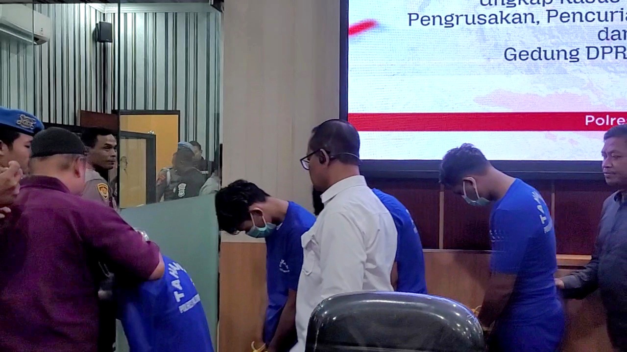 Polisi Tangkap 11 Tersangka Kerusuhan dan Pembakaran Gedung Pemkot–DPRD Kota Pekalongan, Dalang Masih Diburu!