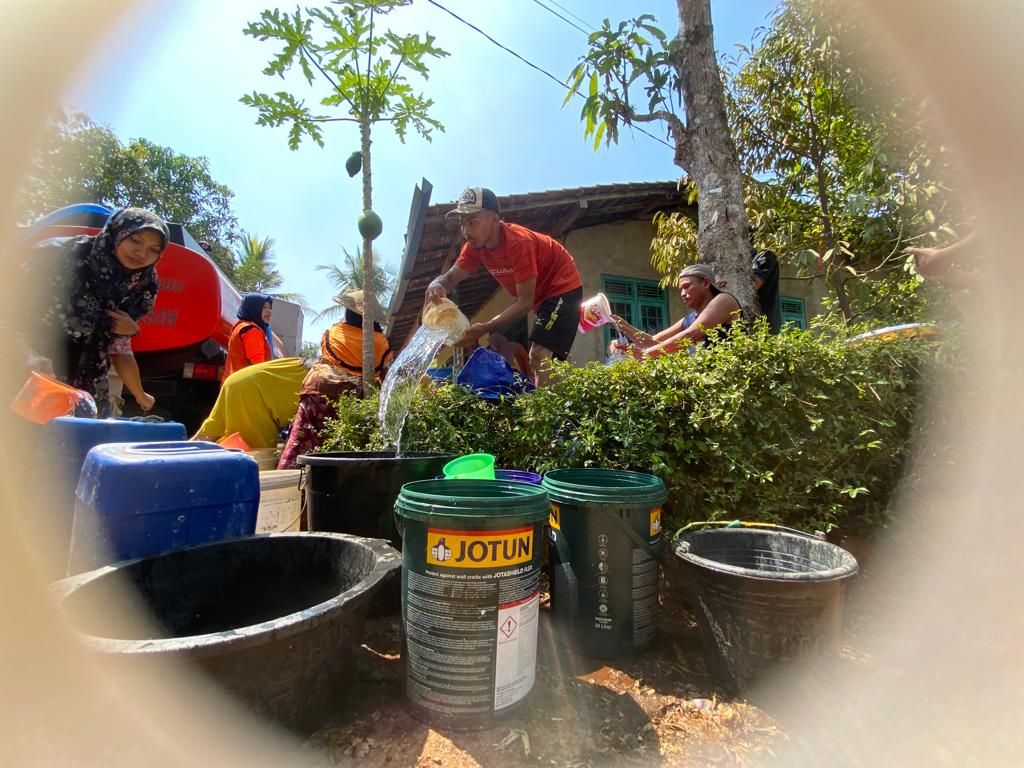 Terdampak Kekeringan, Warga Desa Pretek Rela Bolak Balik Isi Air Bersih dari BPBD Batang