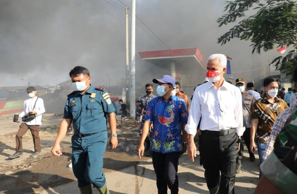 Cek Lokasi Kebakaran Kapal di Pelabuhan Jongor Tegal, Ganjar Sebut Jumlah Kapal Terbakar Bertambah 