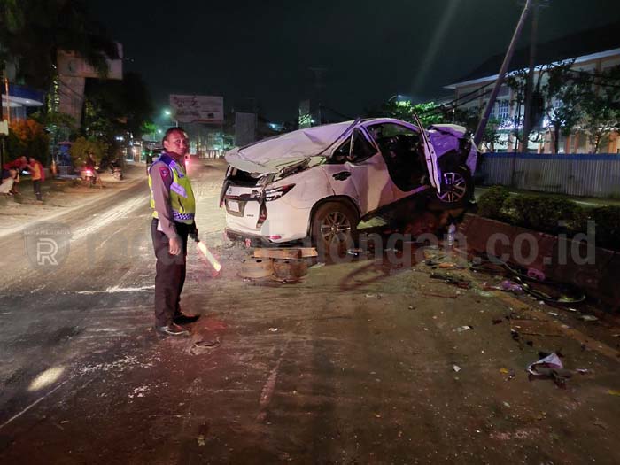 Keluar Hotel, Fortuner Dihajar Truk Semen